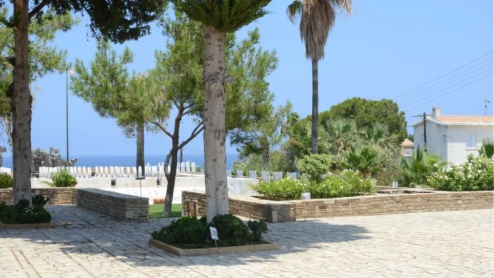 Ομαδικός τάφος Ελληνοκύπριων αγνοουμένων κάτω από το μνημείο της εισβολής στην Κερύνεια